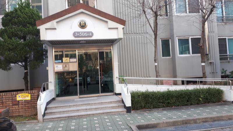 계단과 함께 경사로가 설치되어 있어 자전거나 휠체어 이동이 편리하고 입구에 비밀번호를 입력하도록 되어 있어 외부인의 출입을 제한할 수 있어요