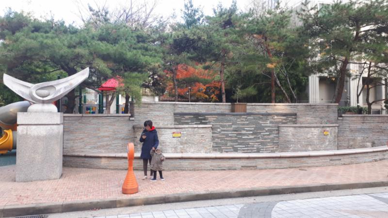 단지 곳곳에 다양한 조형물이 갖춰져 있어 보는 재미가 있는 단지 전경이에요