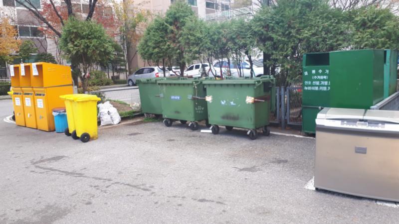 단지 내 분리수거장이에요