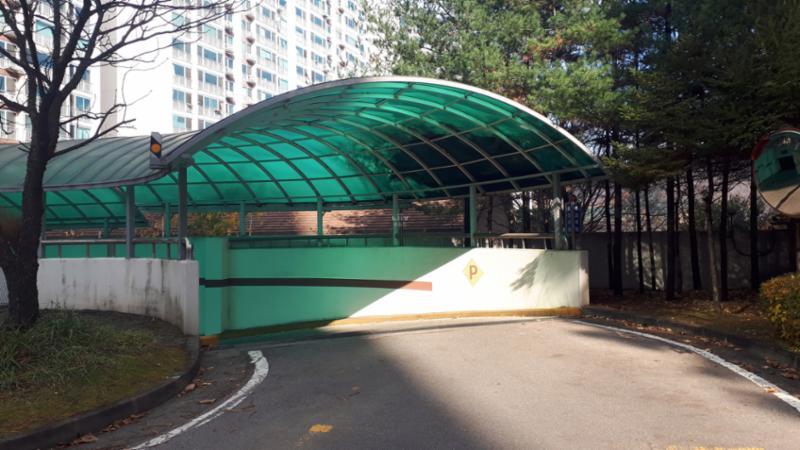 지하로 연결되어 있는 지하주차장 출입구이에요