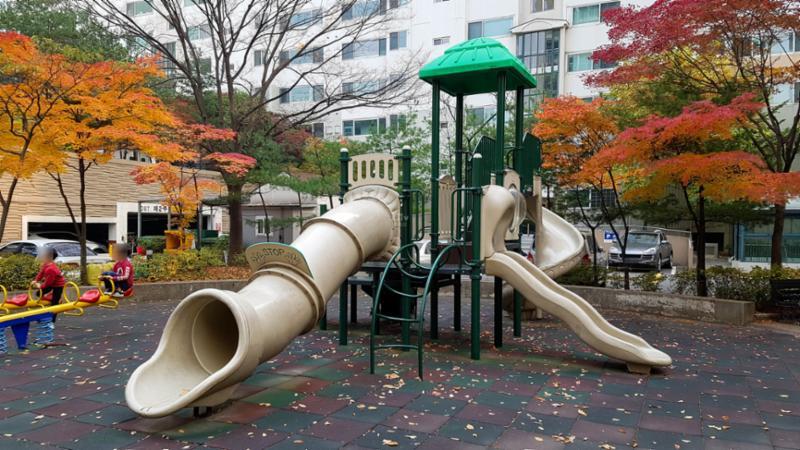 밝은 분위기로 꾸며진 단지 내 놀이터이에요
