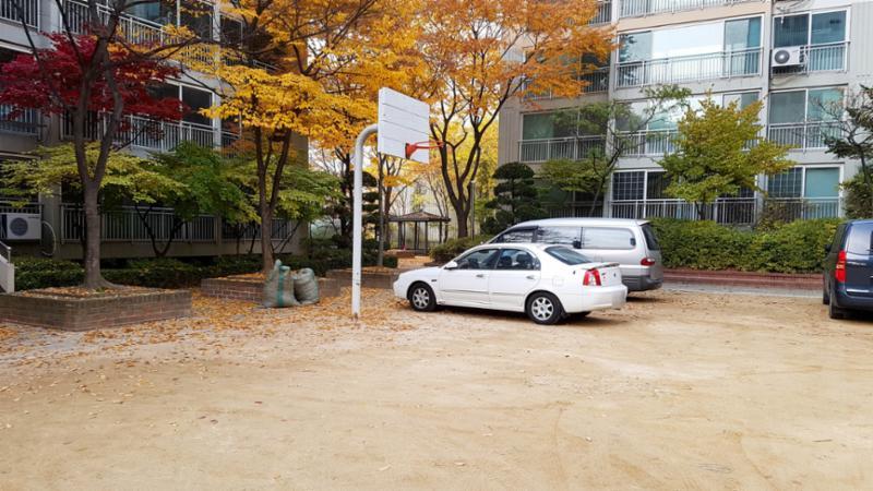농구대가 설치된 단지 내 공터, 체육 시설이에요