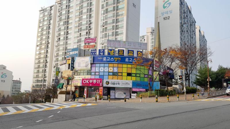 단지 내 상가가 배치되어 있고 다양한 업종의 상가들이 입점해  입주민들이 멀리 가지 않아도 편리하게 이용할 수 있도록 신경 쓴 모습이에요