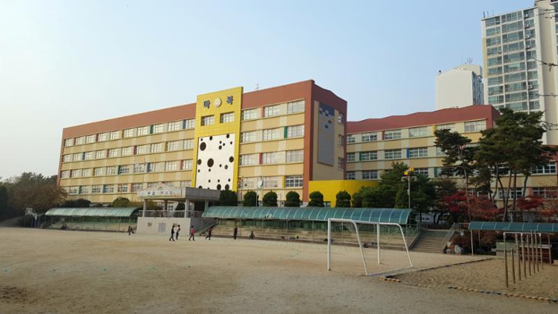 단지 주변으로 배정학교인 마북초등학교가 있습니다
