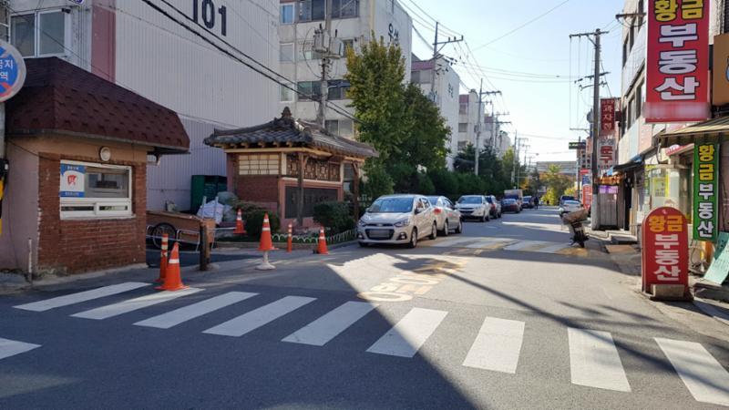 보행자들의 안전을 배려해 횡단보도가 있는 우성5차 단지정문이에요