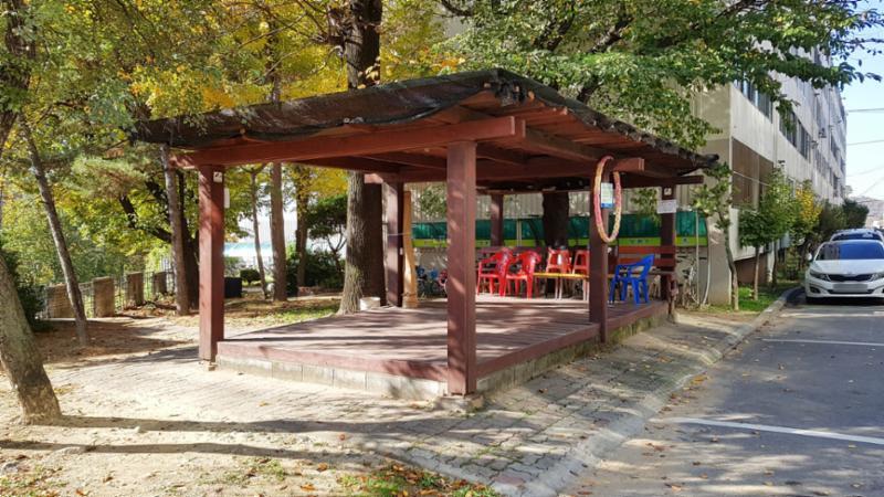 정자가 설치되어 있어 입주민들과의 담소 및 휴식을 취할 수 있도록 입주민의 단지생활에 신경 쓴 모습이네요