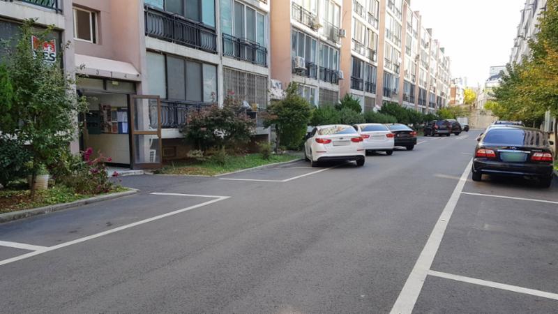 단지 내 지상 주차장이에요