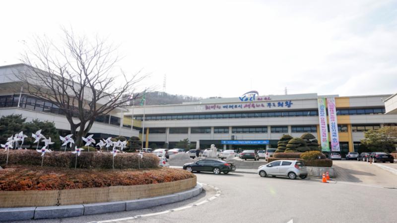 주민들의 다양한 민원 처리와 접수를 담당하는 공공시설 의왕시청이 위치해있습니다