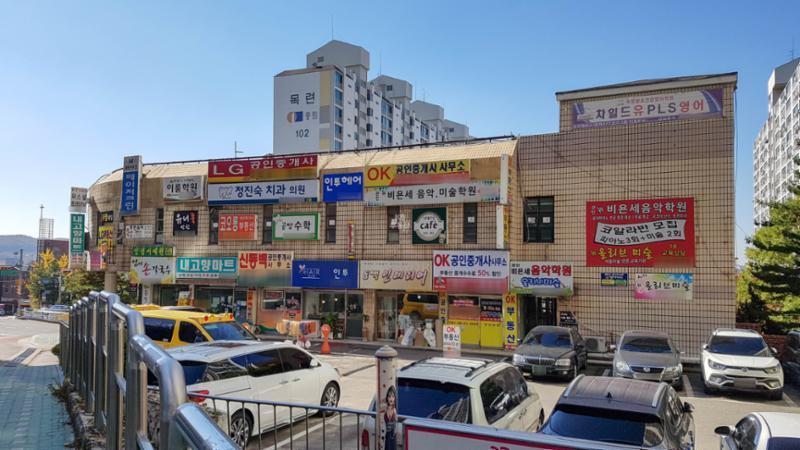 단지 정문 옆에 위치한 단지 내 상가예요