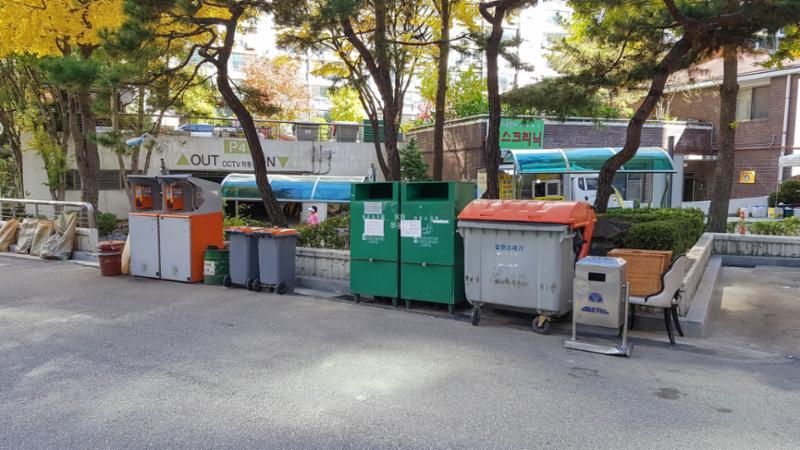 지하주차장 쪽에 위치한 분리수거장이에요
