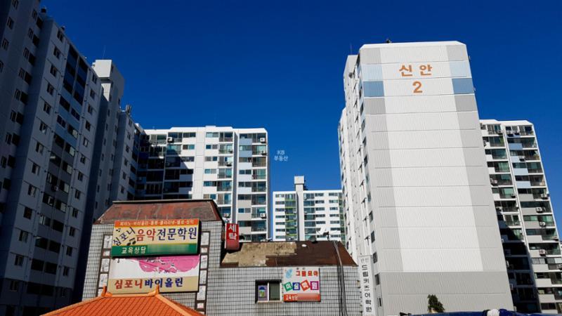 1991년에 입주한 단지임에도 불구하고, 깨끗하게 관리된 단지 외관 모습이에요