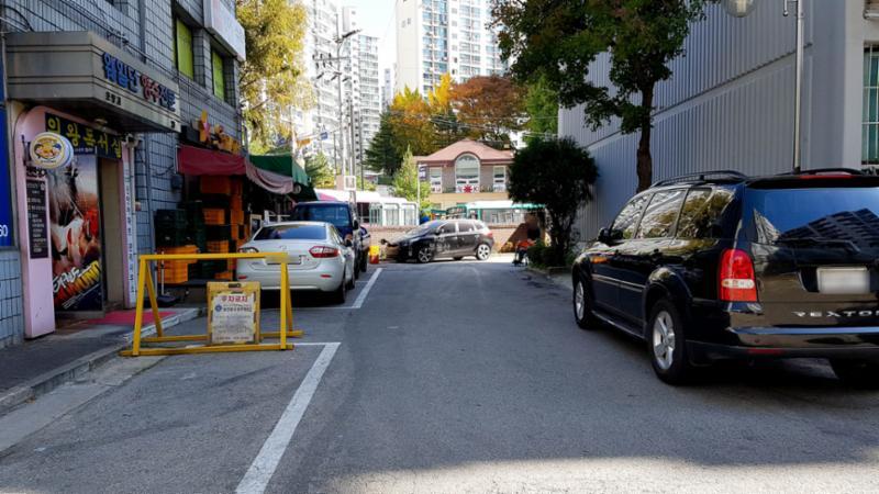 차량 통행로와 보행로를 같이 사용하는 단지예요