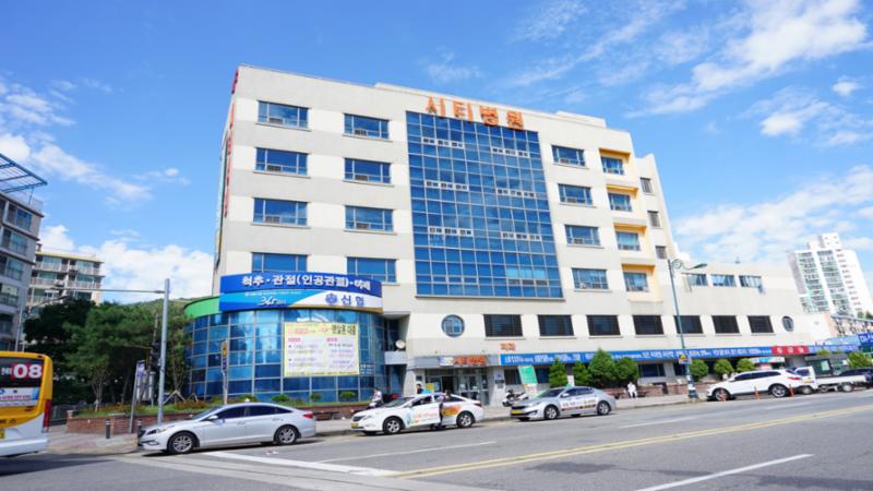 단지 근방에 있는 의료시설로써 인근거리에 위치하고 있으며 응급상황 발생시에도 신속하게 조치를 받을수 있어서 편리하게 이용이 가능할 것 같습니다