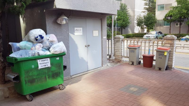주민들의 이동 경로를 배려해 단지 내 한 편에 마련된 분리수거장이에요