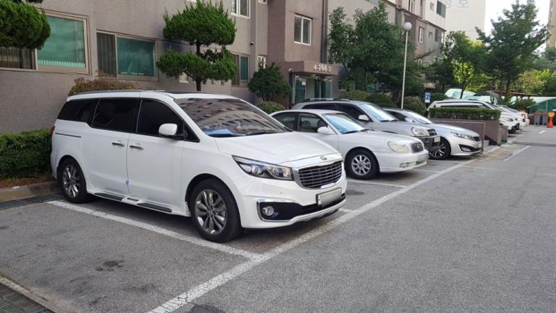 공용현관 주변으로 조성된 지상주차장이에요