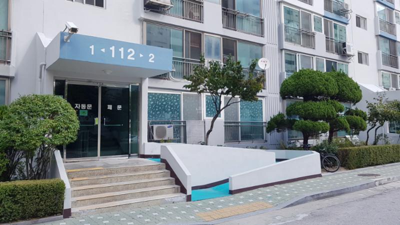무인경비 시스템이 갖춰져 있지 않은 공용현관이에요
