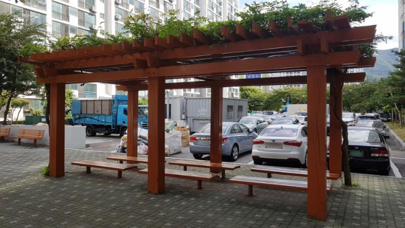 멋스러운 조경시설로 조화롭게 꾸며진 주민쉼터 공간이에요