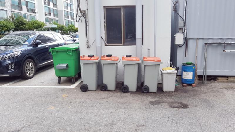 주민들의 이동 경로를 배려해 주차장 외진곳에 마련된 분리수거장이에요