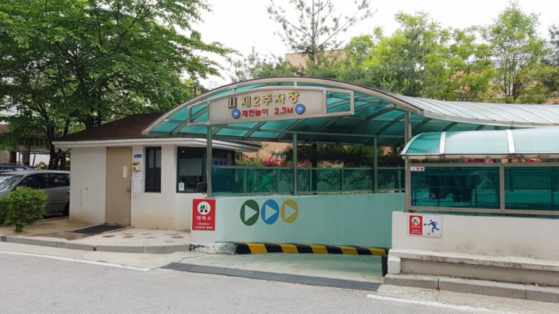 단지 지하주차장 출입구예요
