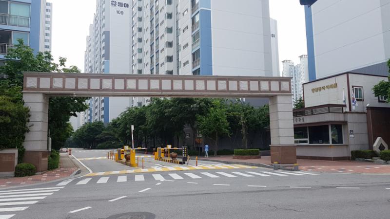 장암동아아파트 정문이에요
