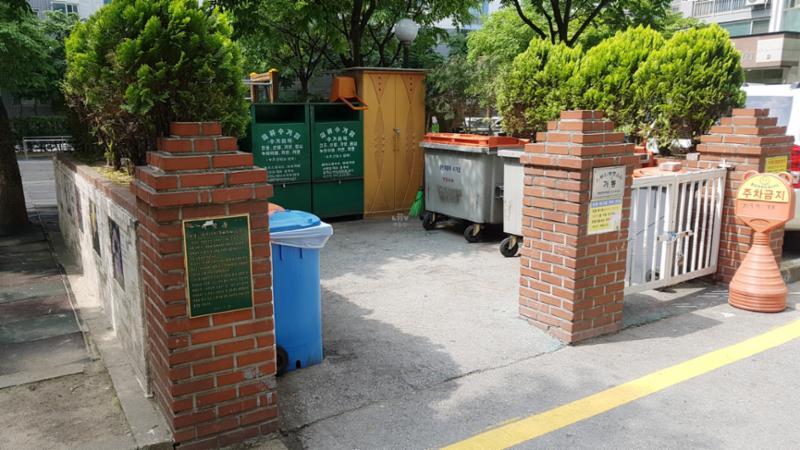 주민들의 이동 경로를 배려해 주차장 외진 곳에 마련된 분리수거장이에요