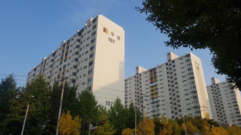 전체 단지가 남향으로 배치되어 있어 채광과 통풍이 우수할 뿐만 아니라 동간 간격이 넉넉하여 사생활 보호에도 유리해요