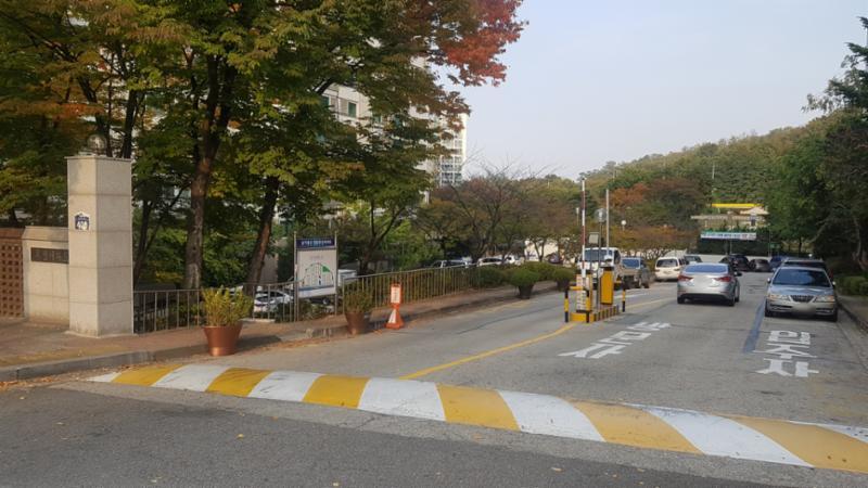 외부차량의 출입을 통제하는 출입 차단기가 설치된 단지 정문이에요