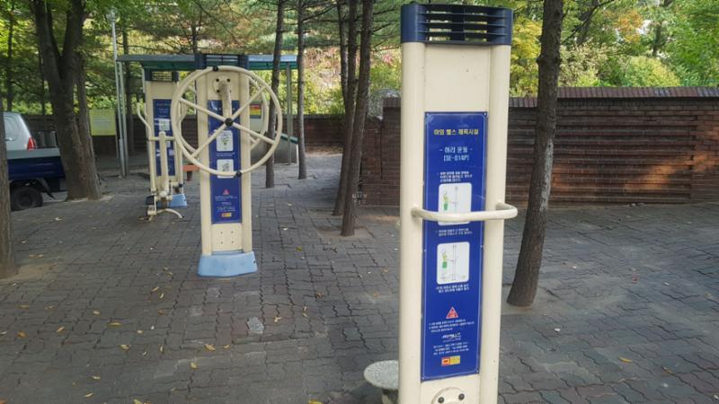 단지 밖으로 멀리 나가지 않고도 단지 내에서 간단한 스트레칭과 운동을 할 수 있는 운동시설이 마련되어 있어요