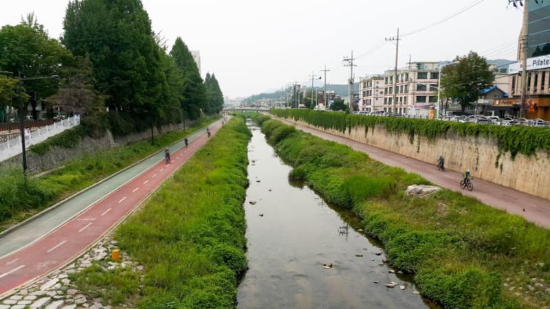 단지 인근에는 중랑천이 있습니다