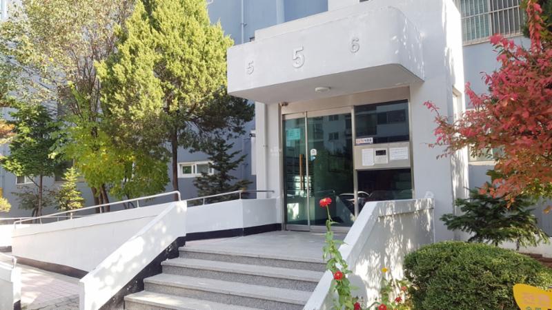 각 세대마다 공동 현관이 설치되어 있어 외부인의 출입을 제한할 수 있으며, 좌측에는 경사로가 마련되어 있어 유모차나 자전거 이동이 편리해요