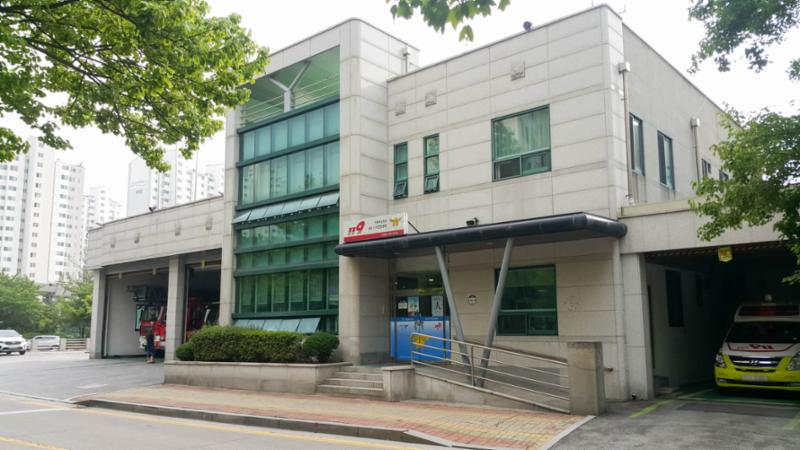 단지 주변에 소방서가 가까이에 위치해 있어 화재발생 시 좀 더 안전하고 빠른 대처가 가능하기 때문에 큰 사고를 줄일 수 있습니다