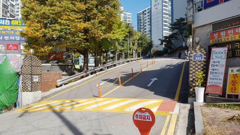 별도의 차량 출입 차단기가 없어 차량 진출입이 자유로운 편인 성원1차 단지 정문이에요