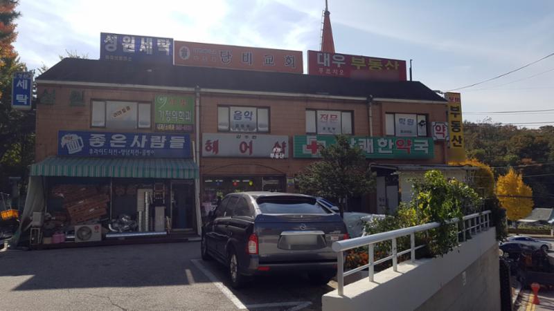 단지 정문 측에 위치한 단지 내 상가에요