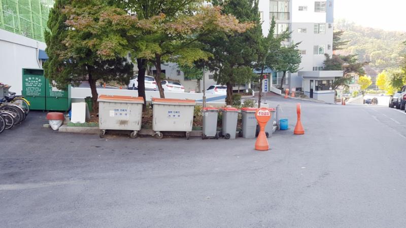 단지 한쪽에 마련된 분리수거장이에요