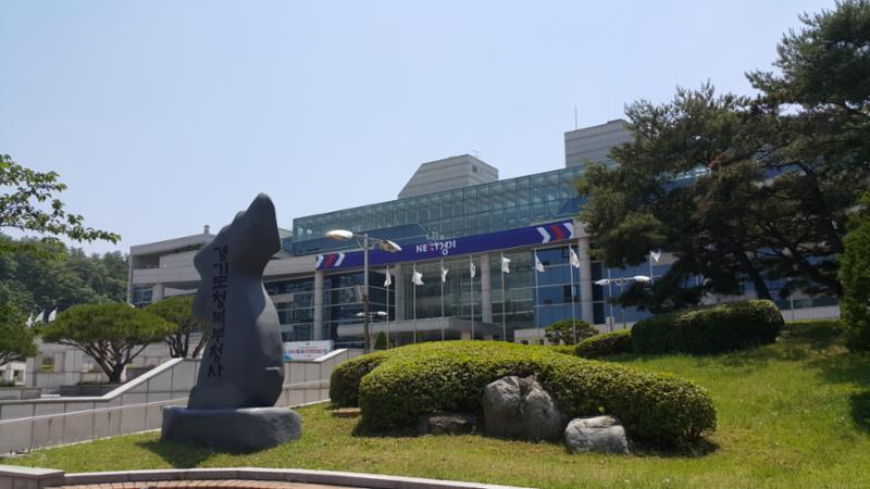 단지 인근에 위치한 경기도청북부청사로 다양한 업무처리가 가능하며 시에서 운영하는 여러종류의 문화교육도 함께 운영되고 있어 이용하기 매우 편리합니다