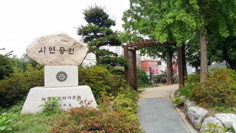 단지 주변으로 시민공원이 위치해 있습니다