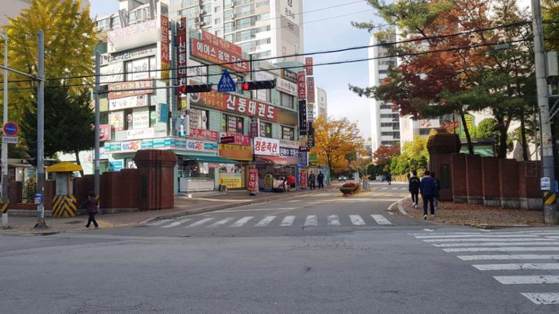 붉은 벽돌담으로 조성된 신곡은하수 단지 정문이에요
