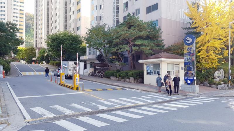 차량 출입기가 설치되어 있고 오른쪽에는 출입구에 경비초소가 있어 외부차량의 출입을 안전하게 통제하고 있어요