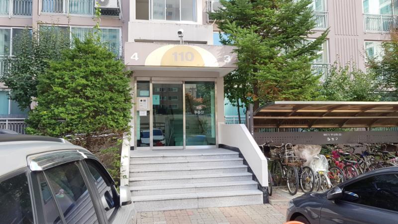 비밀번호 출입보안장치가 설치되어 있어 안전한 주거생활을 누릴 수 있어요