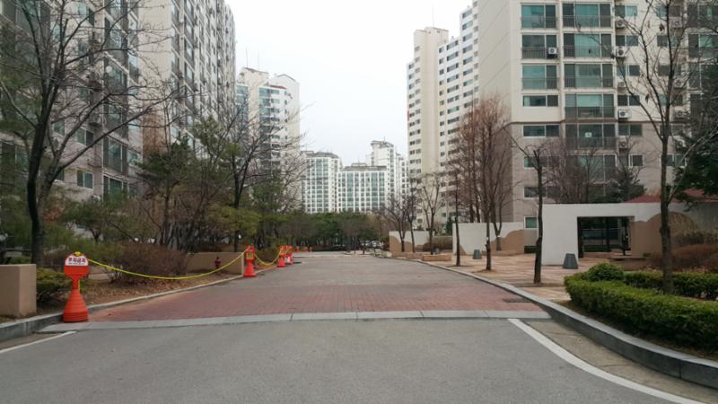 보도블록으로 깔끔하게 마감된 평지로 된 보행로이고요