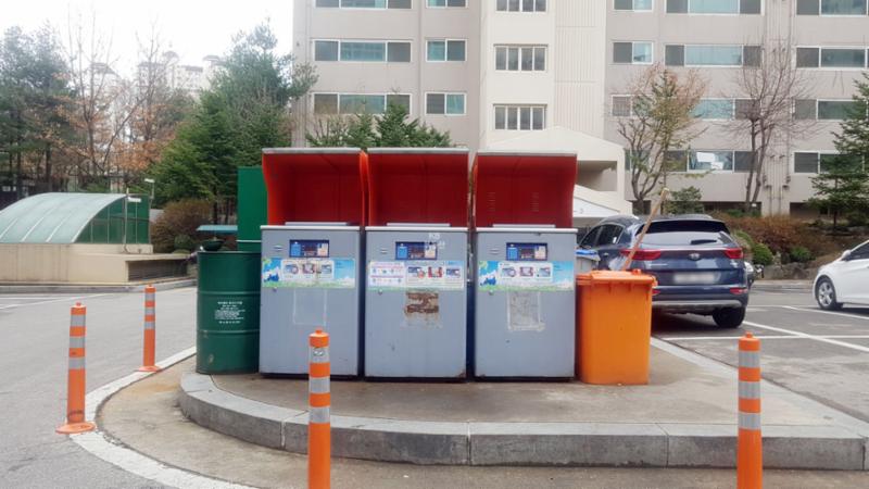 단지 내 지상주차장 곳곳에 마련된 분리수거장이에요