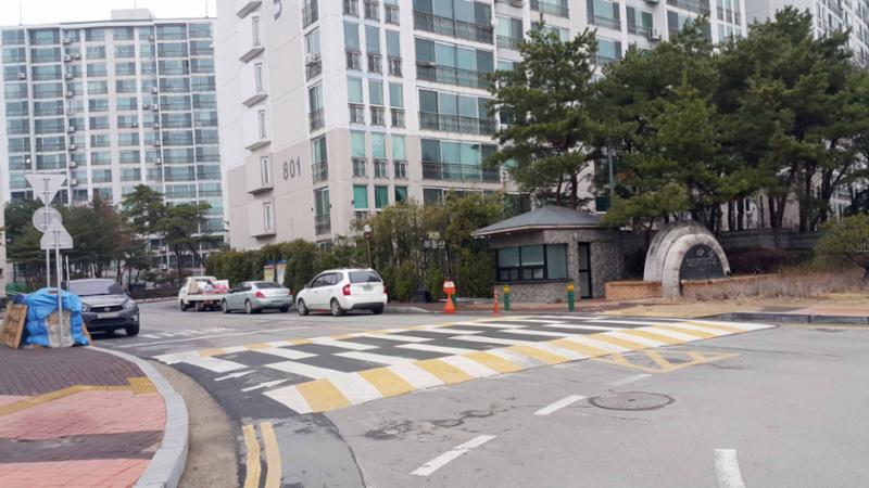단지의 이미지를 높여주고 아파트 가치를 드높여 주는 멋스러운 브랜드 문주가 마련된 산내마을8단지월드메르디앙 출입구예요
