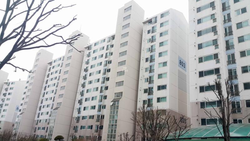 단지만의 깔끔한 외관 디자인으로 고급스러움이 느껴지는 단지 모습이에요