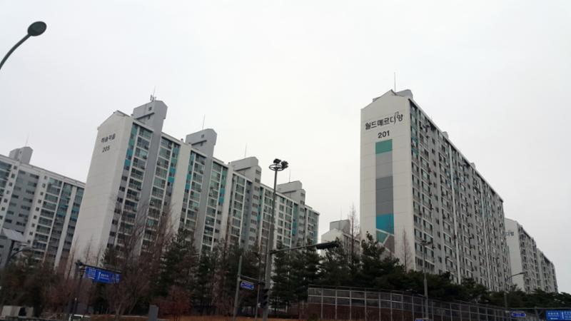 아파트 단지 전경모습이에요