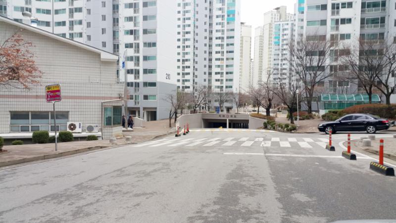 아파트 단지 내 도로예요