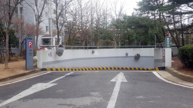 아파트 내 지하주차장 입구예요