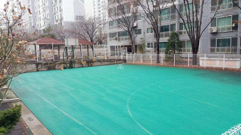 아파트 단지 내 체육시설이에요