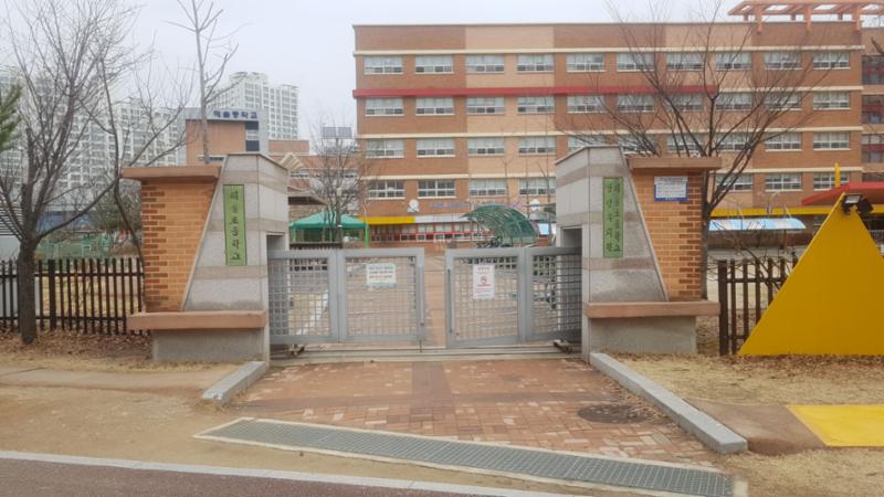 단지 주변으로 배정학교인 해솔초등학교가 있습니다