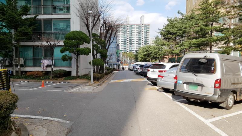 도로와 인접해 있는 지상 주차장입니다