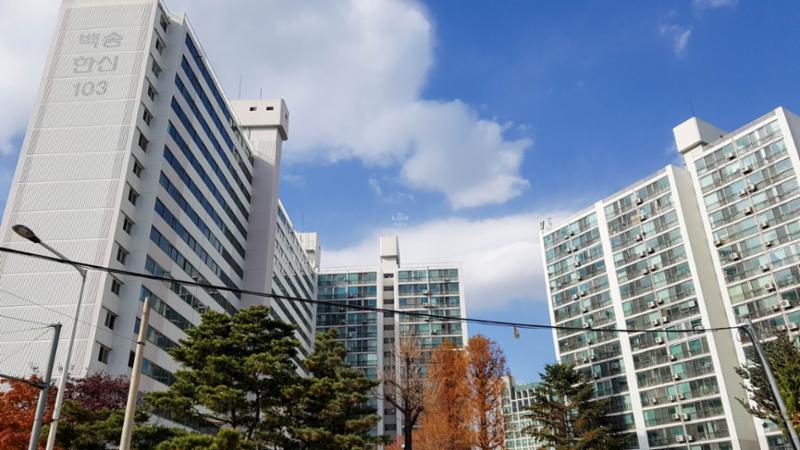 백송한신 아파트 전경 모습입니다